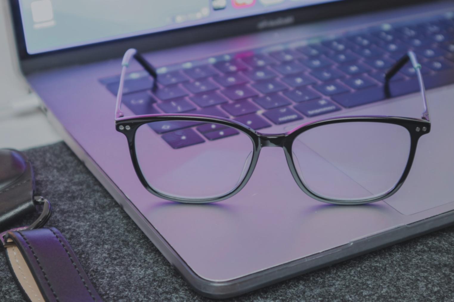 Réunion d'équipe autour d'analyses financières