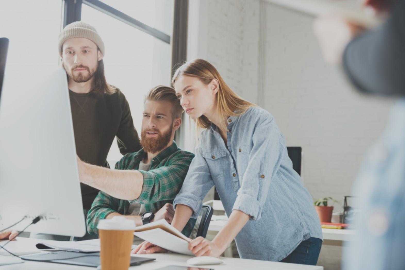 Environnement de travail collaboratif avec espaces de formation moderne et outils technologiques