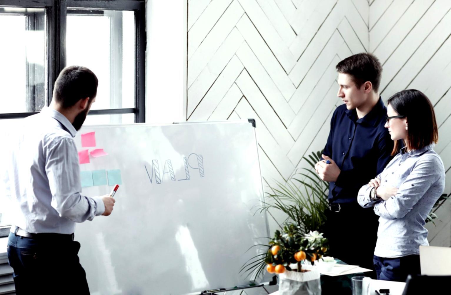 Réunion de travail entre partenaires financiers analysant des données collaboratives