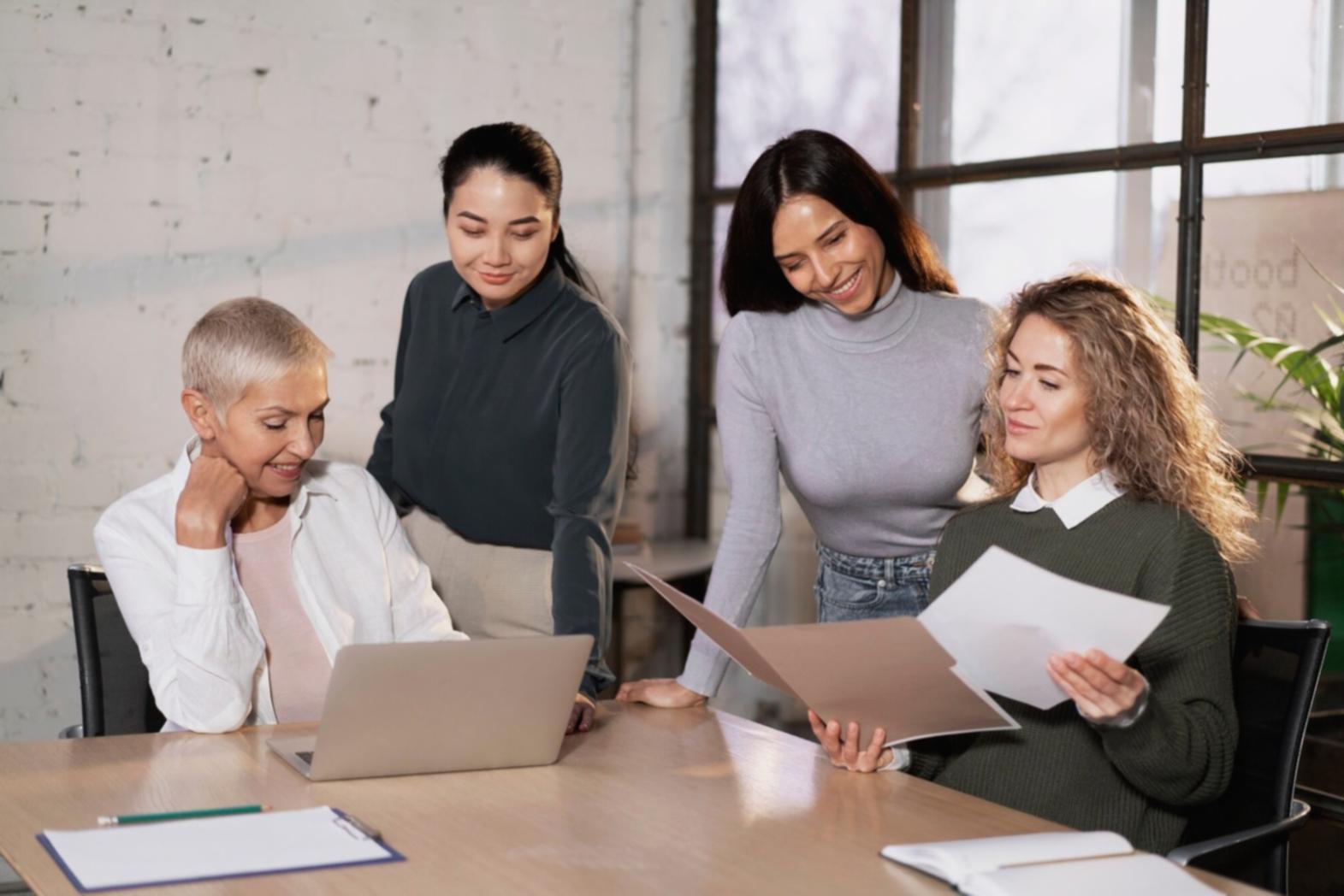 Analyse de données financières sur plusieurs écrans