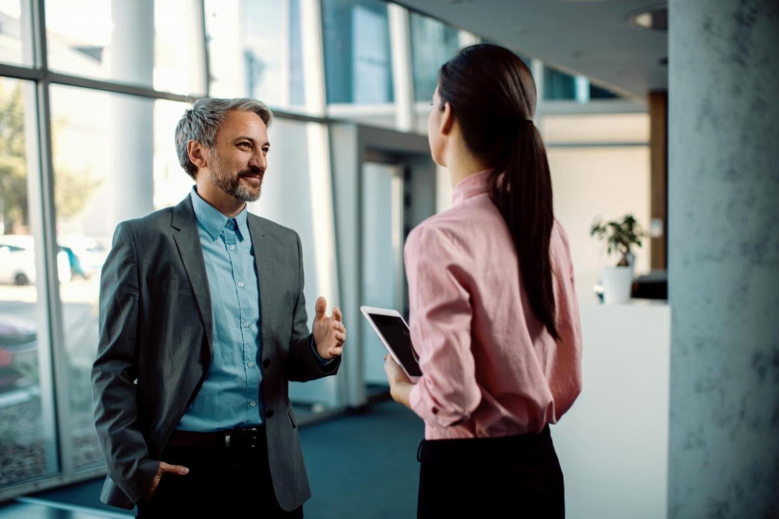 Séance de formation en analyse financière avec des professionnels travaillant sur des données réelles