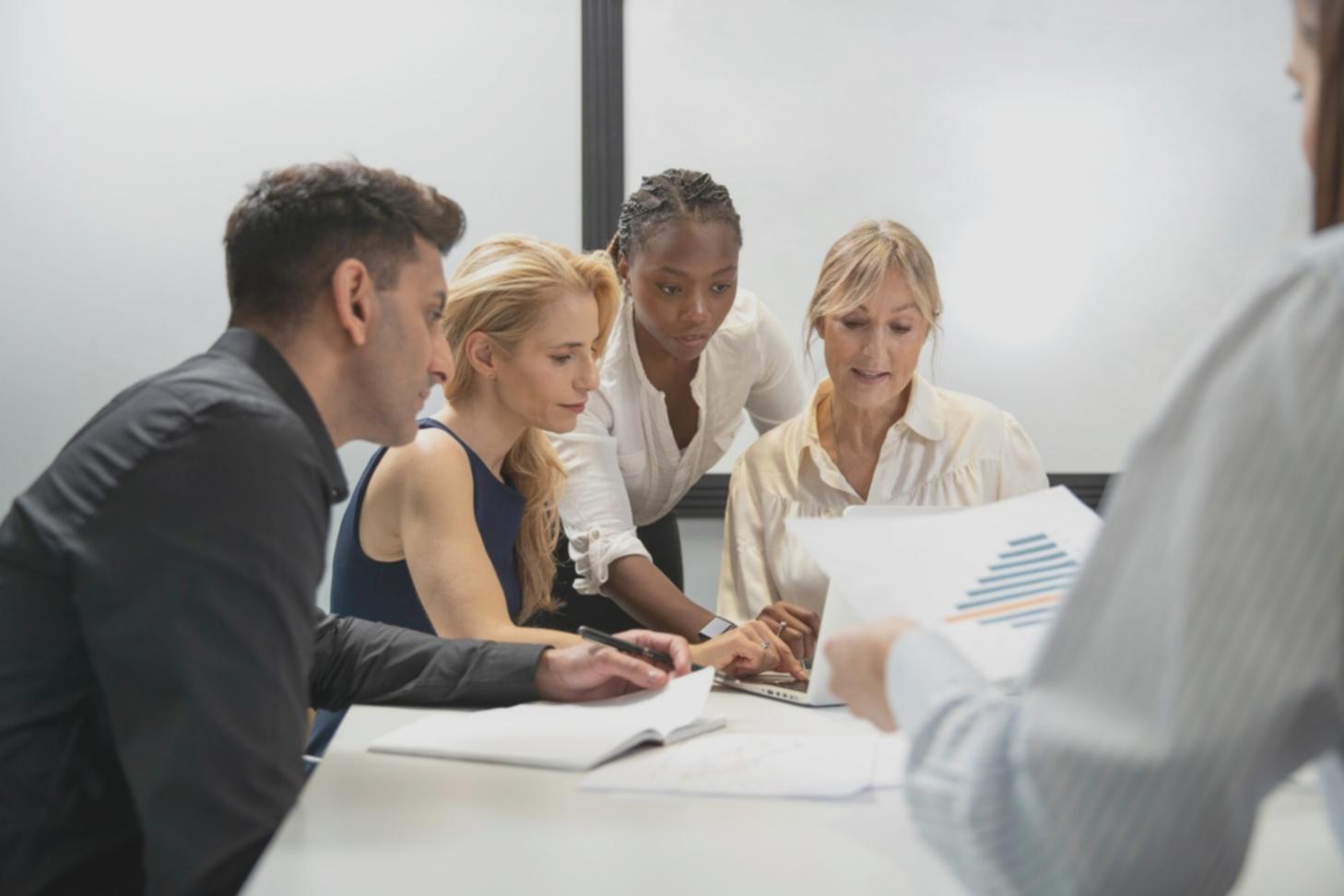 Espace de formation moderne avec équipements d'analyse financière